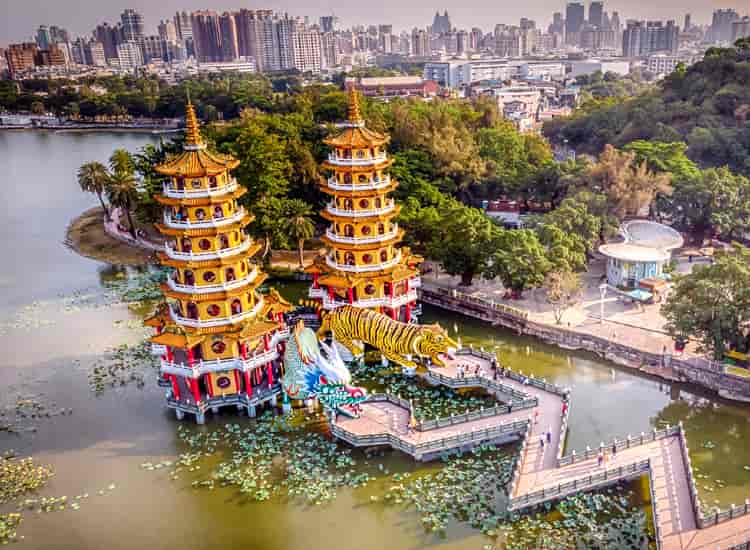 Dragon And Tiger Pagodas - Tourist Attractions in Taiwan